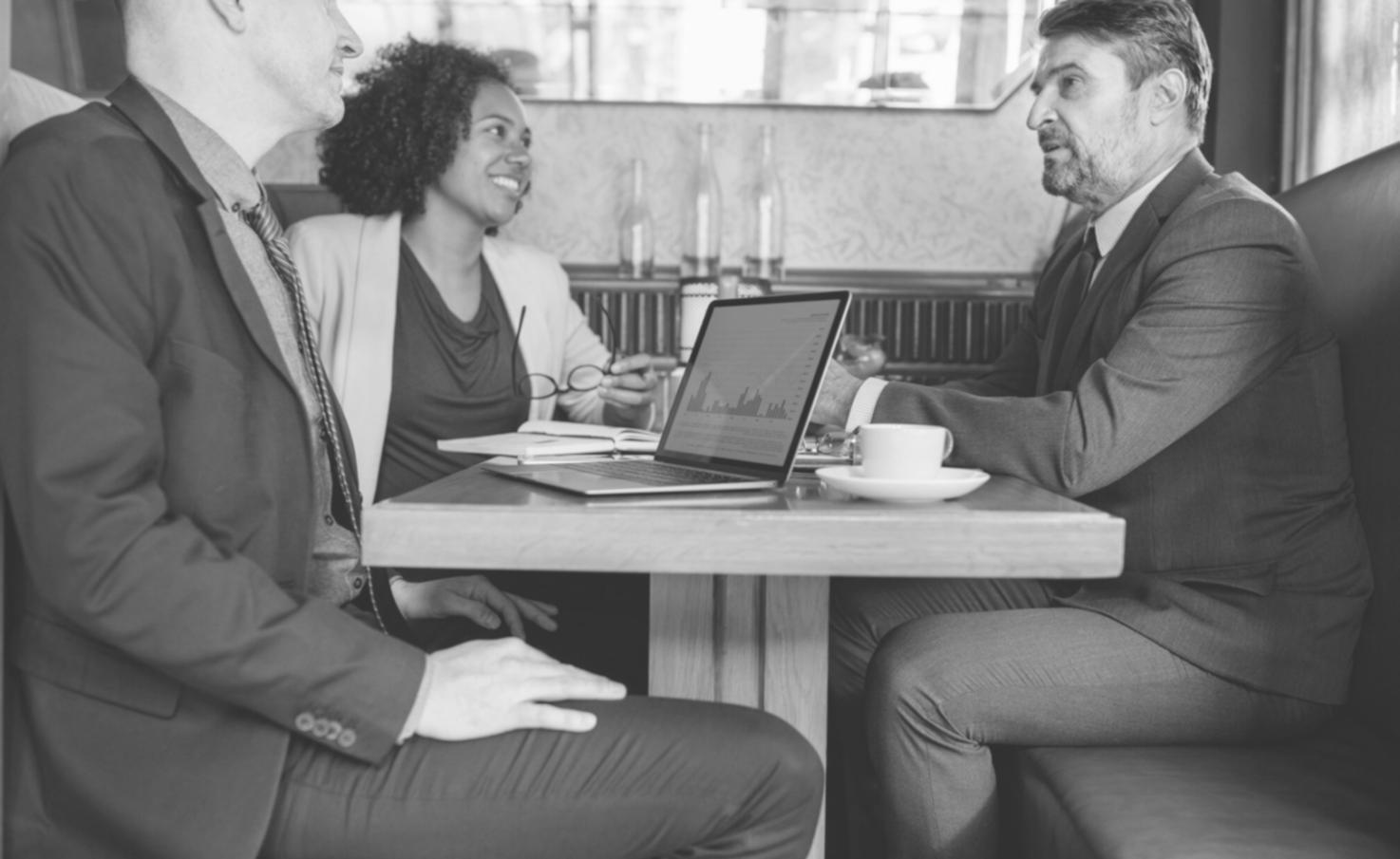 Profesionales trabajando con datos financieros y tecnología de automatización